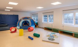 Kindergarten Turnraum mit Zelt und Sportgeräten | © Max Ott www.d-design.de